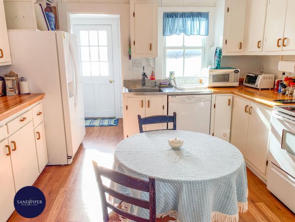 Cape Cod Home 995321