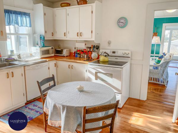 Cape Cod Home 995321