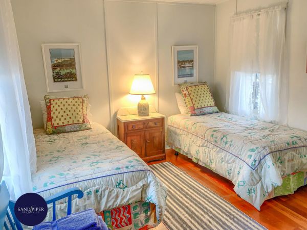 Cape Cod Home 995321