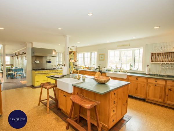Cape Cod Home 995323
