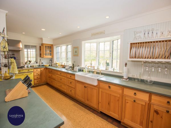 Cape Cod Home 995323