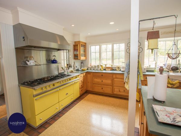 Cape Cod Home 995323