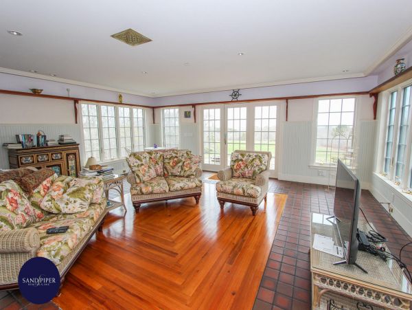 Cape Cod Home 995323
