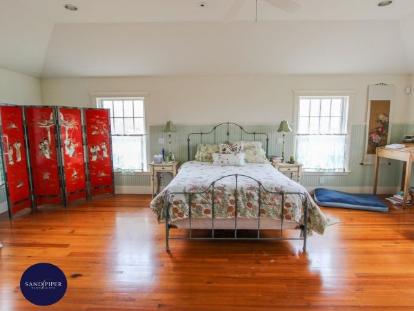 Cape Cod Home 995323