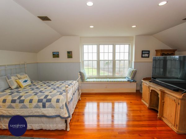 Cape Cod Home 995323
