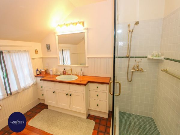 Cape Cod Home 995323
