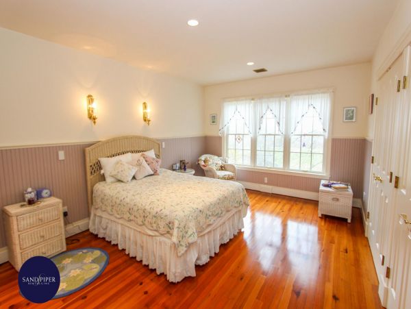 Cape Cod Home 995323