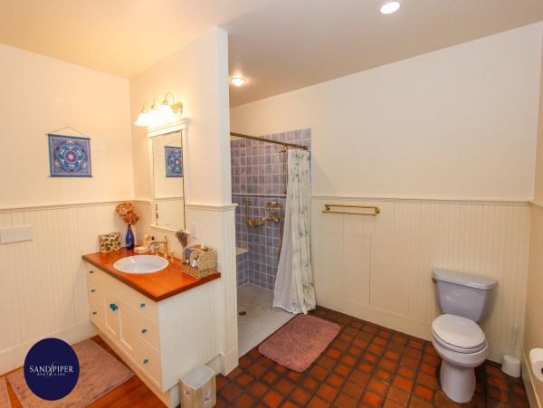Cape Cod Home 995323