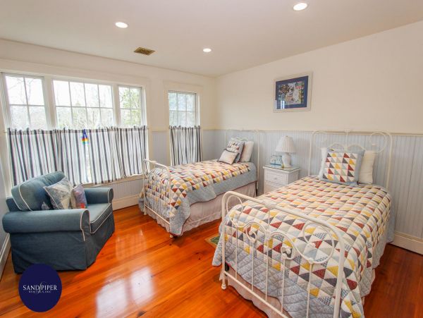Cape Cod Home 995323