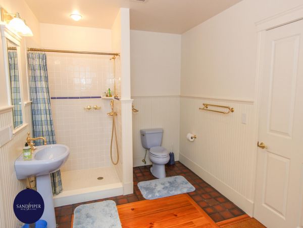 Cape Cod Home 995323