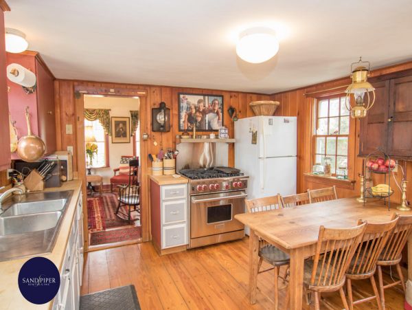 Cape Cod Home 995324