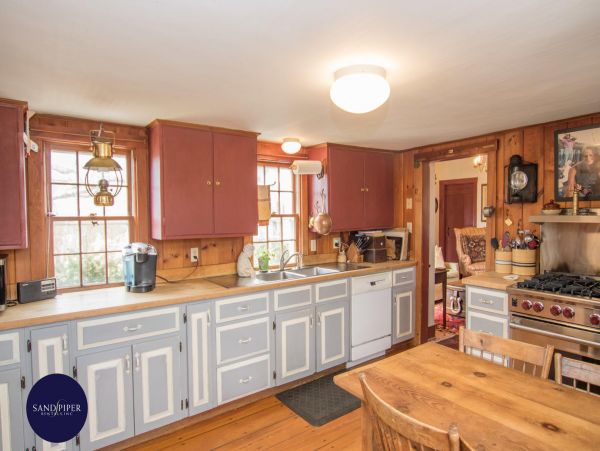 Cape Cod Home 995324