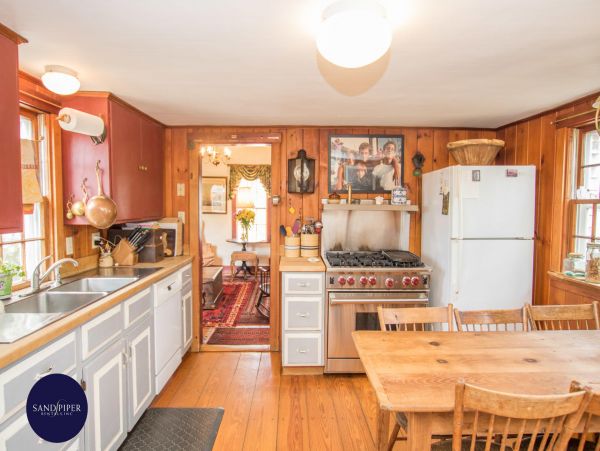 Cape Cod Home 995324