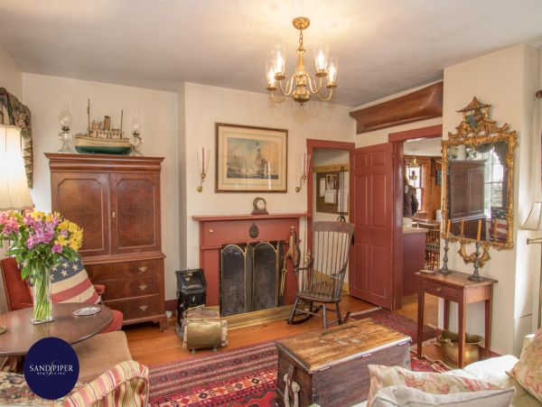 Cape Cod Home 995324