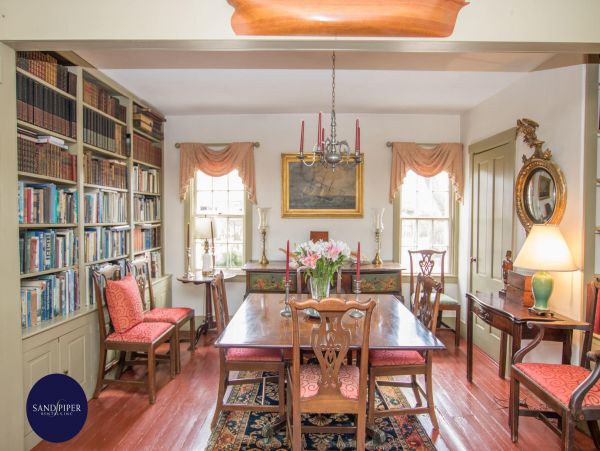 Cape Cod Home 995324