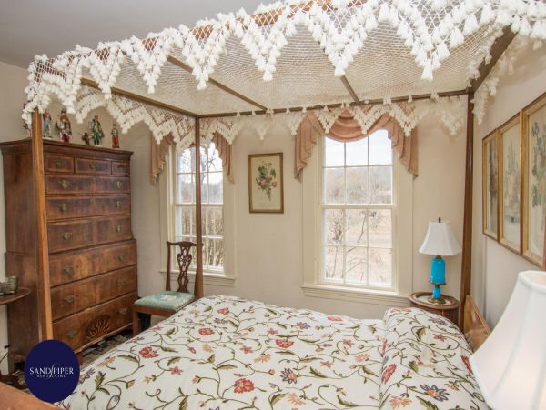 Cape Cod Home 995324