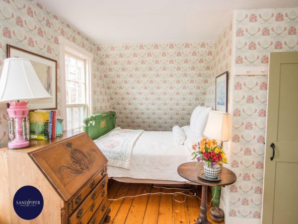 Cape Cod Home 995324