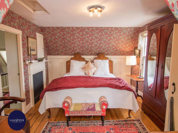 Cape Cod Home 995324