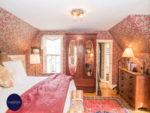 Cape Cod Home 995324