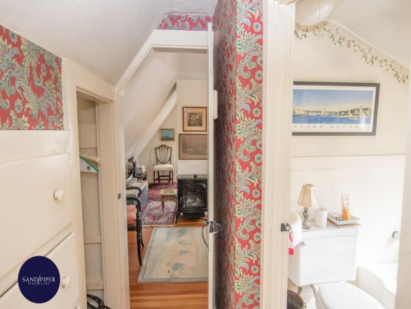 Cape Cod Home 995324