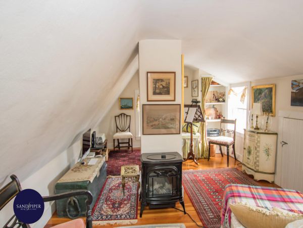 Cape Cod Home 995324