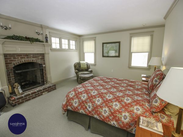 Cape Cod Home 995326