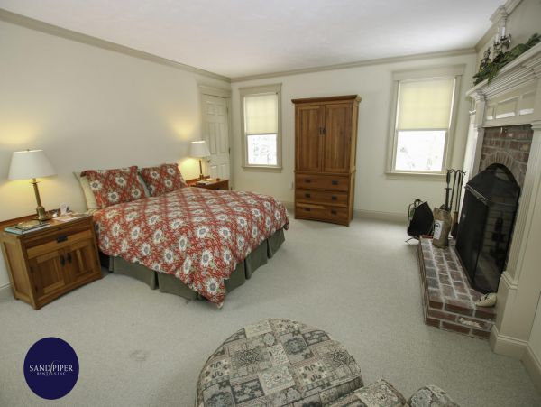 Cape Cod Home 995326
