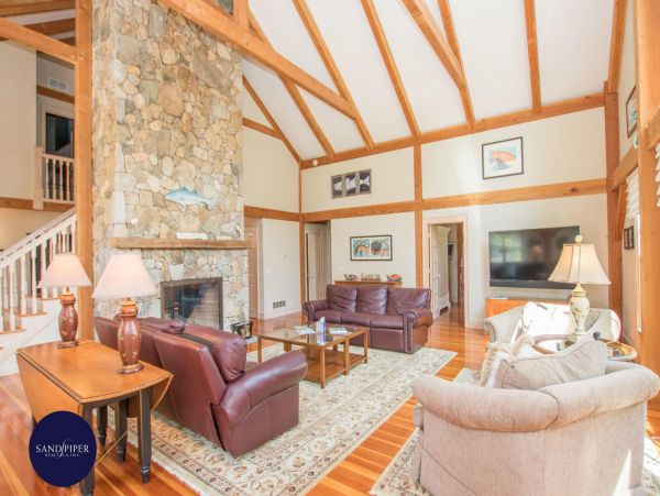 Cape Cod Home 995327