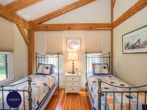 Cape Cod Home 995327