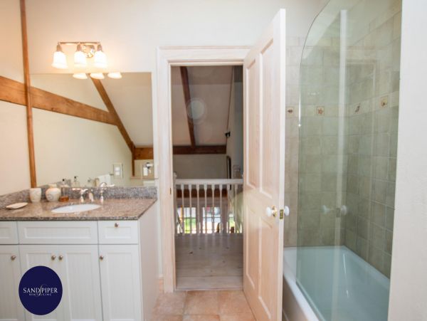 Cape Cod Home 995327