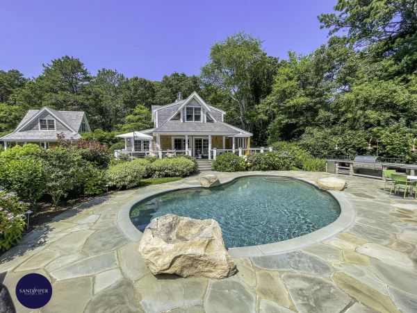 Cape Cod Home 995328