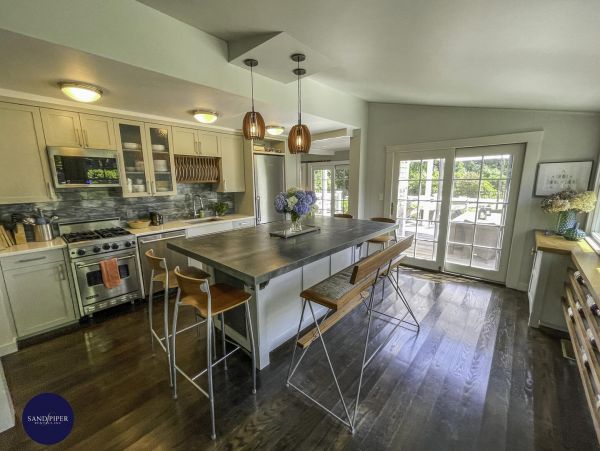 Cape Cod Home 995328