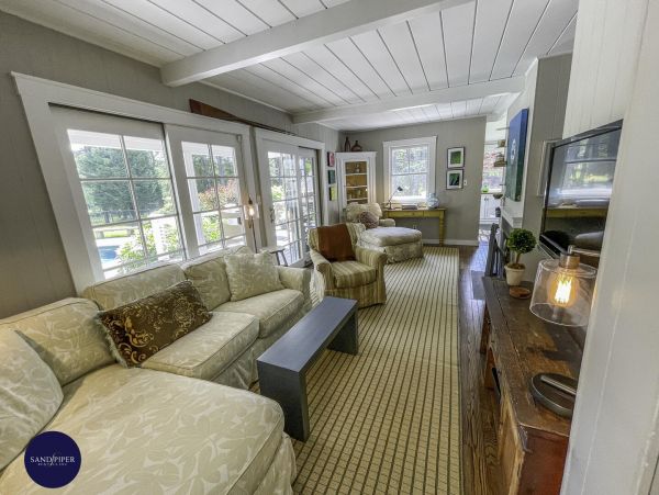 Cape Cod Home 995328