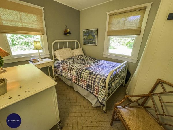 Cape Cod Home 995328