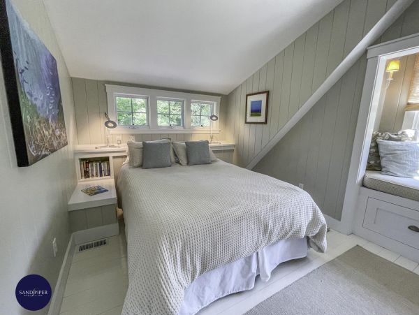 Cape Cod Home 995328