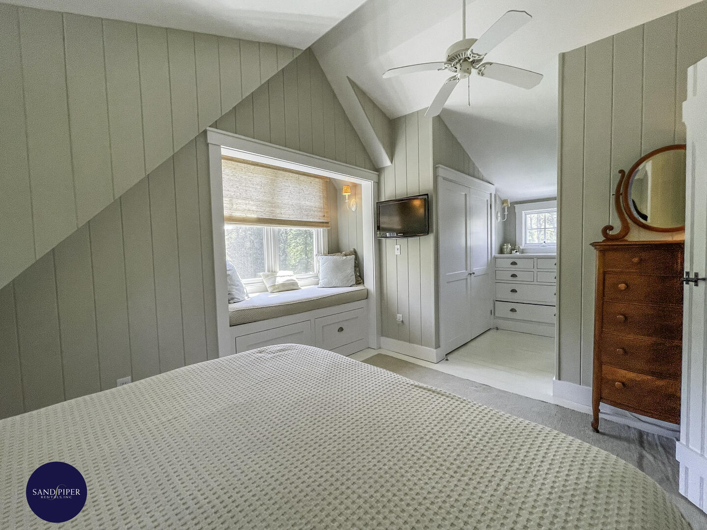 Cape Cod Home 995328