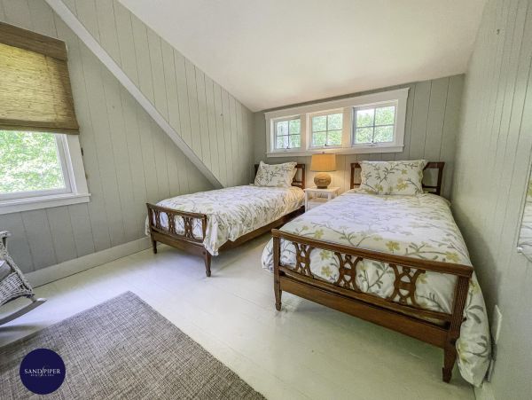Cape Cod Home 995328