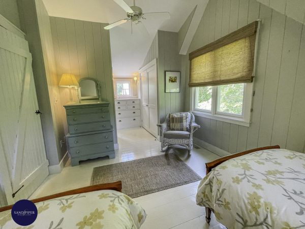 Cape Cod Home 995328