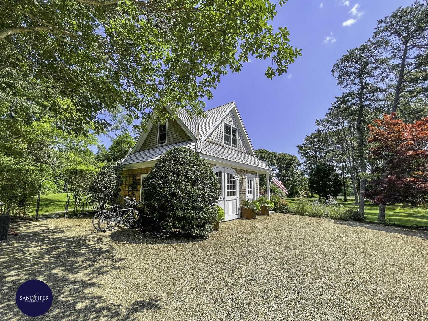 Cape Cod Home 995328