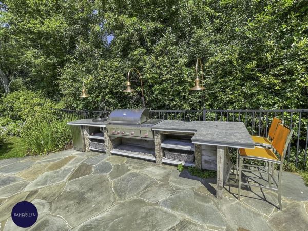 Cape Cod Home 995328