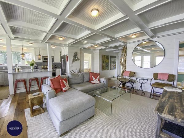 Cape Cod Home 995329