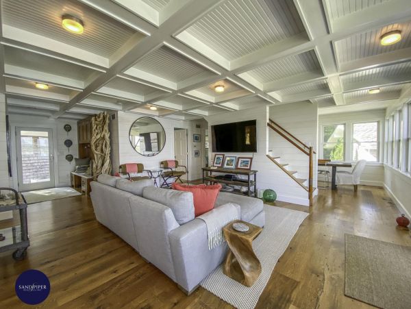 Cape Cod Home 995329
