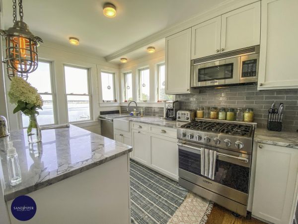 Cape Cod Home 995329