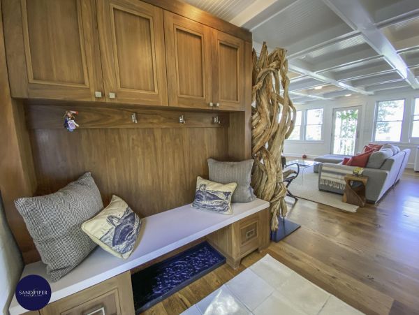 Cape Cod Home 995329