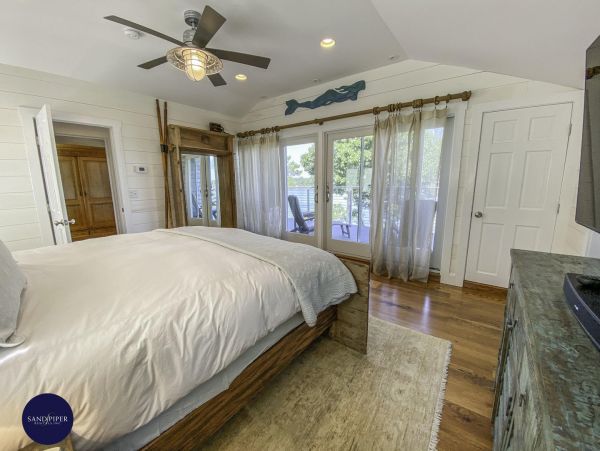 Cape Cod Home 995329