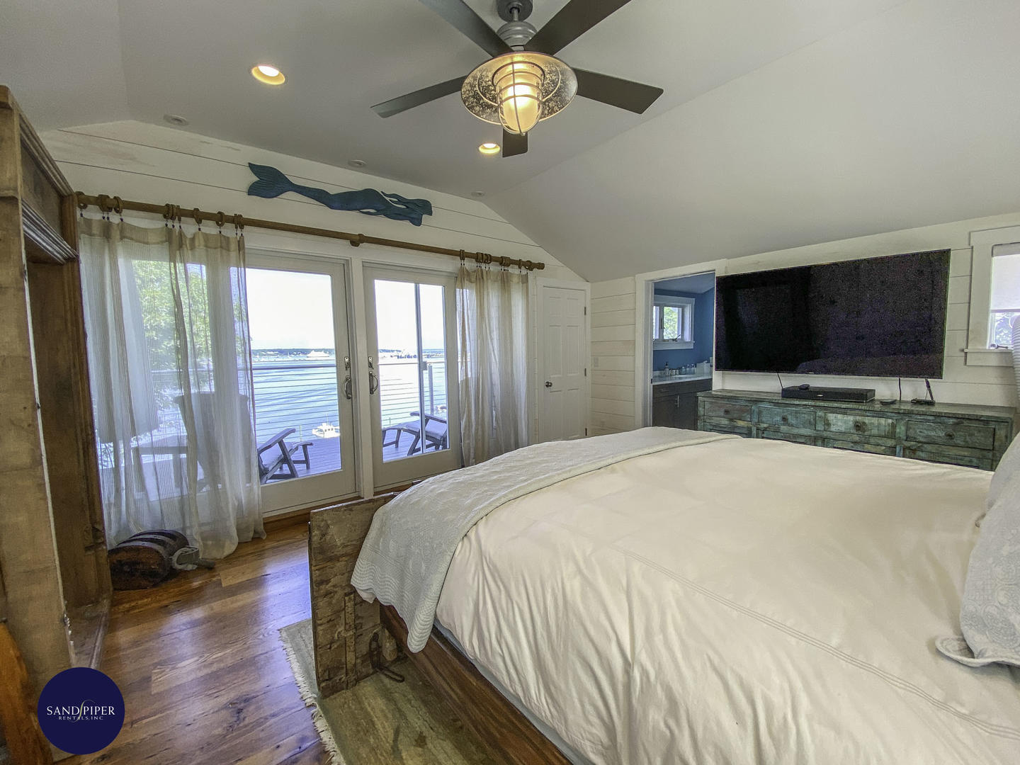 Cape Cod Home 995329