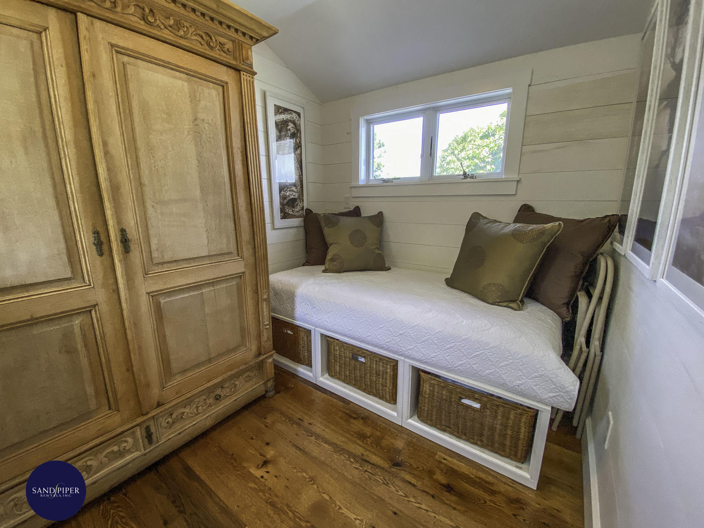 Cape Cod Home 995329