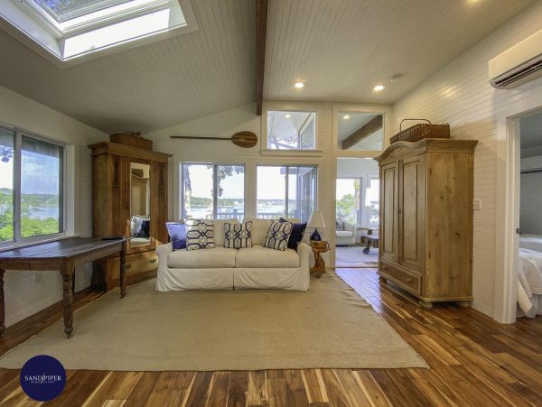 Cape Cod Home 995329
