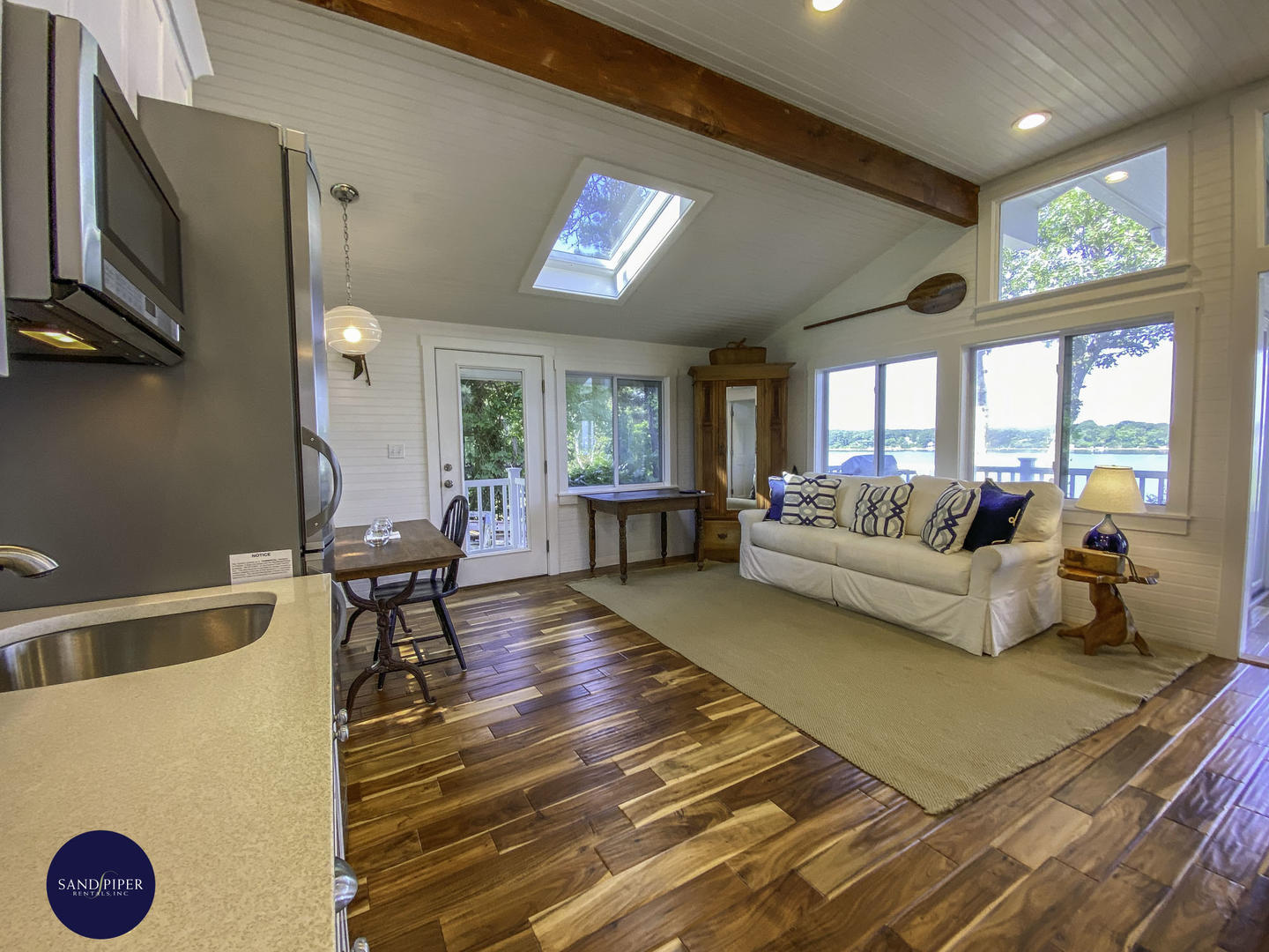 Cape Cod Home 995329