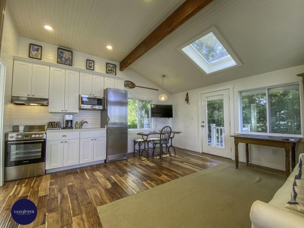 Cape Cod Home 995329